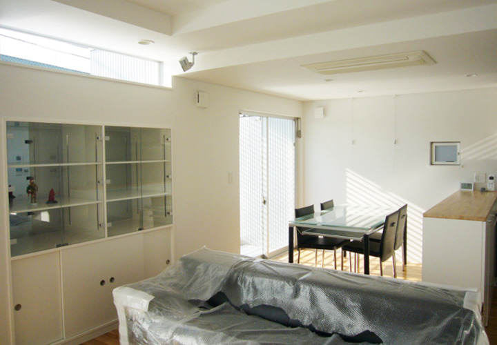 コレクションを眺められるリビング