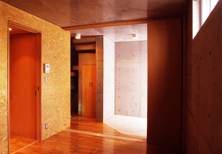 RC造による都市型狭小住宅・内部素材のコントラスト