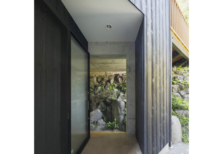 １階サブ玄関から北側の既存石組み斜面をみる