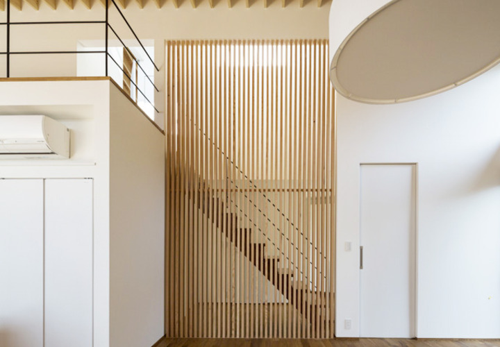 リビングから縦格子を通してみるスケルトン階段