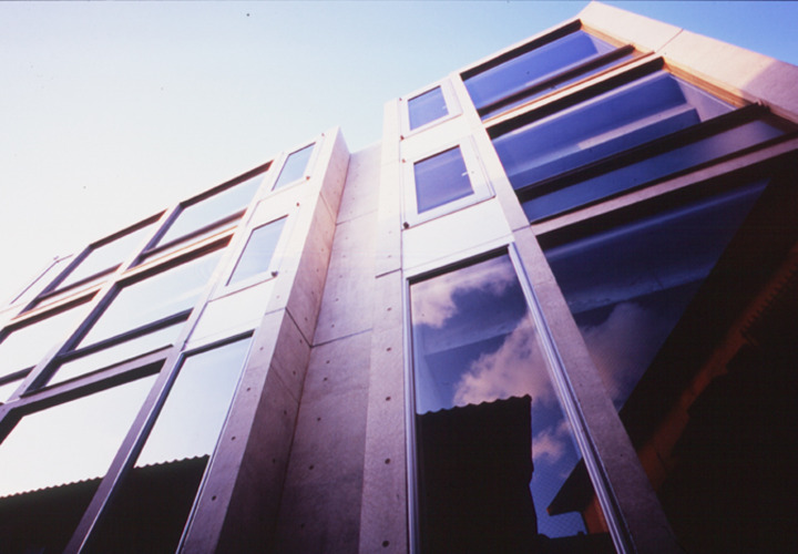 地上４階建の集合住宅　窓先空地より