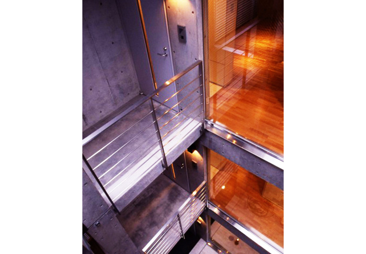 都市型集合住宅・旗状敷地の中心に配した吹き抜け空間