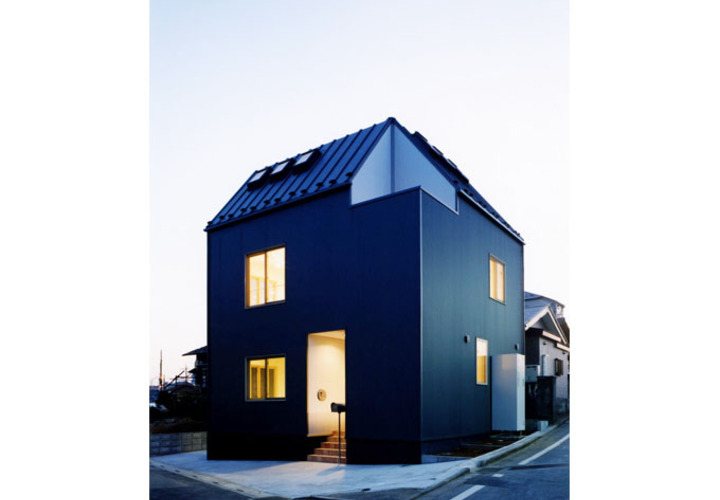 角地に立つ住宅の外観，夕景