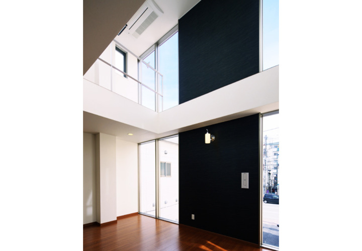 リビングの吹き抜けアクセント壁