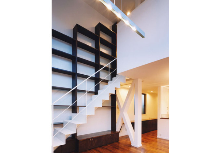 鉄板を折り曲げ加工したシンプルな階段