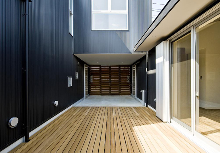 中庭と一体になった玄関ガレージ Fevecasa フェブカーサ