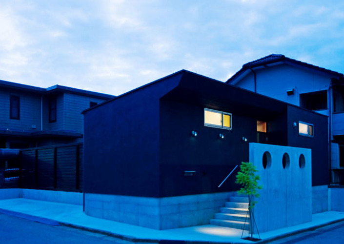 我孫子市の住宅地に建つコートハウス（通り抜け土間のある家）