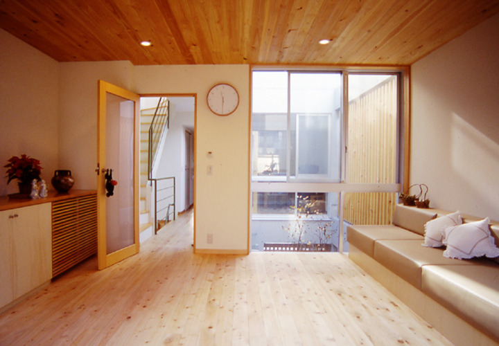 リビングより光庭を望む