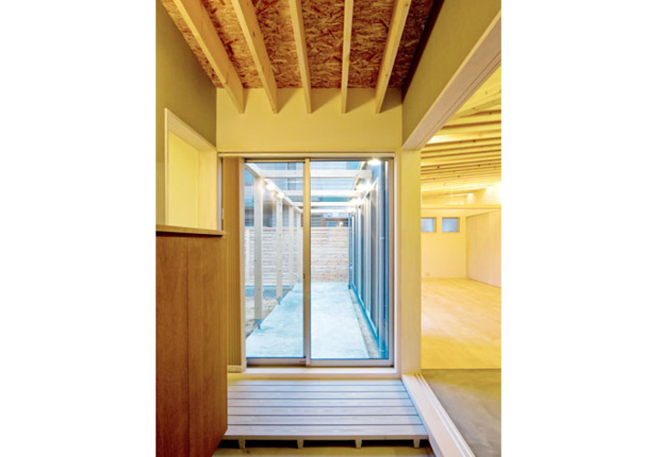 玄関からコート（庭）に通り抜けられる土間