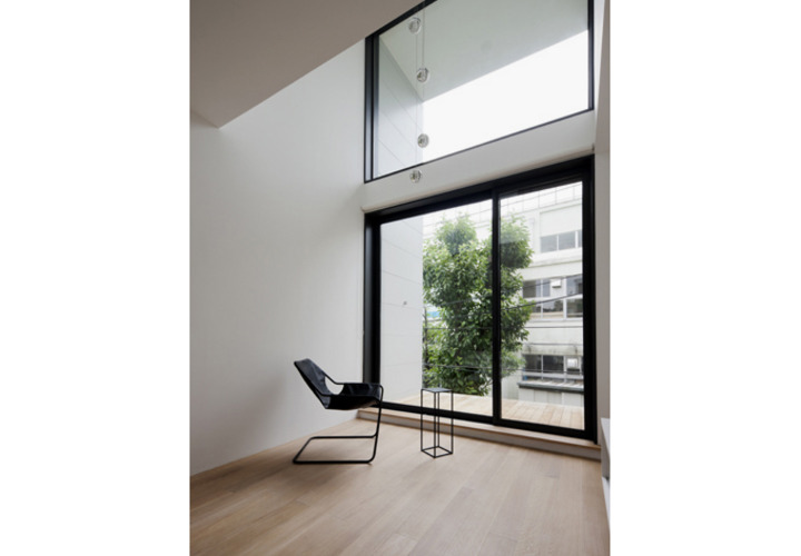 リビングからテラスを見る