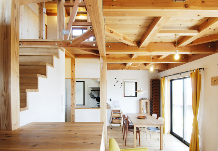 調湿機能のある塗壁と杉板で囲まれた部屋