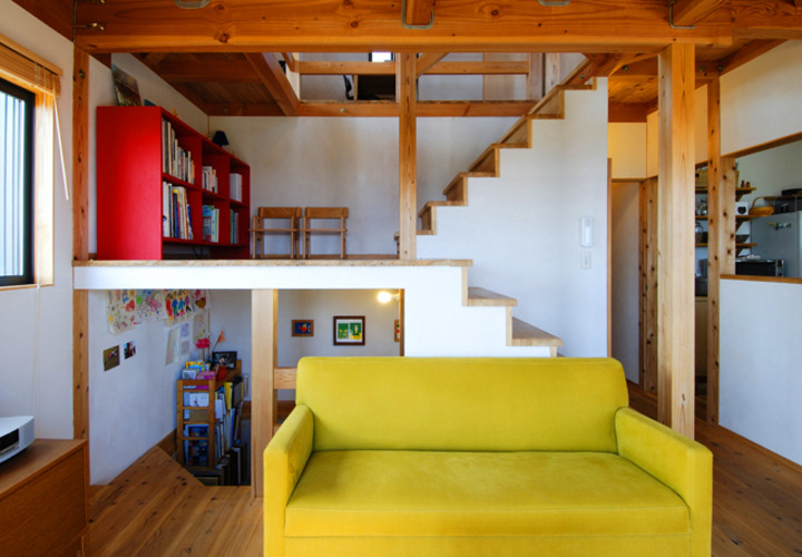 階段まわりを居間の一部に取り入れた部屋