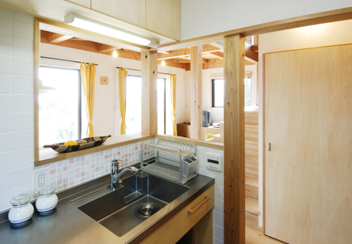 キッチンとキッチンからみた居間