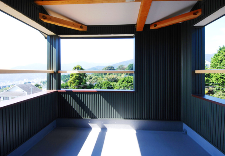 屋根付きのバルコニー