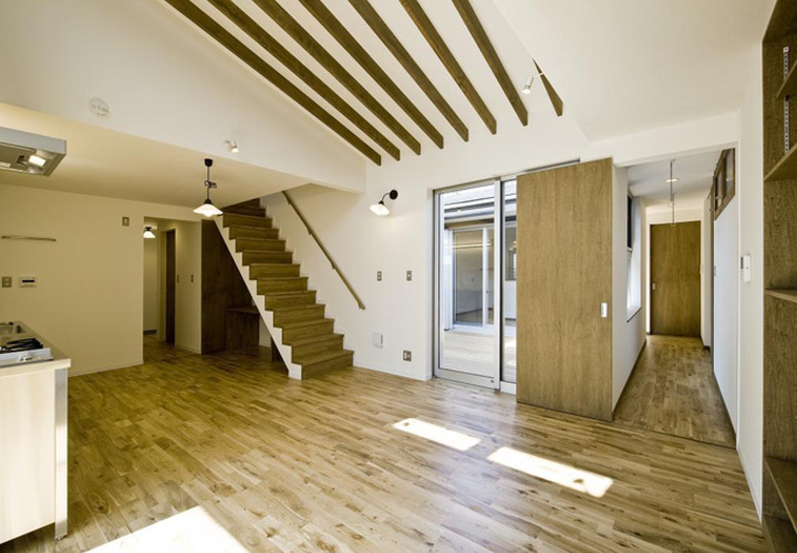 廊下でつなぐ二世帯住宅