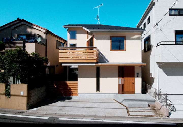 塗り壁と木製建具が印象的な外観