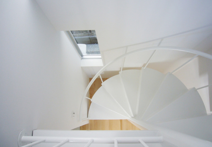 白い鉄骨らせん階段