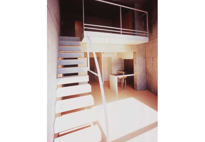 メゾネットの住居内の開放的なデザイン