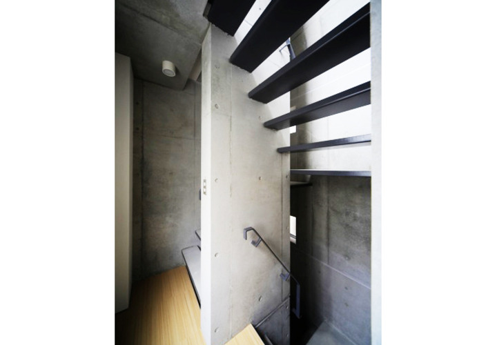 タイトなデザインの内部階段