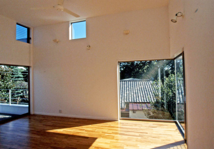 借景の緑を眺められる明るいリビング