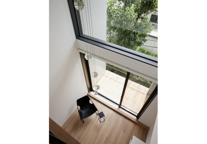 吹き抜けからリビングを見る