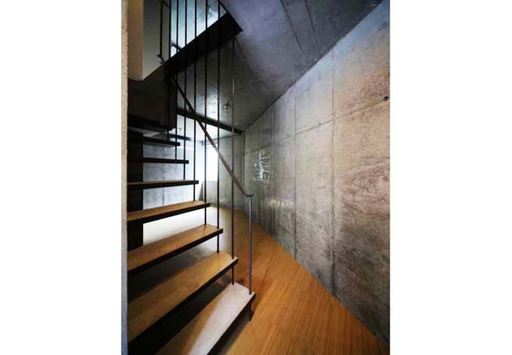 新宿区に建つ都市型集合住宅の内部階段