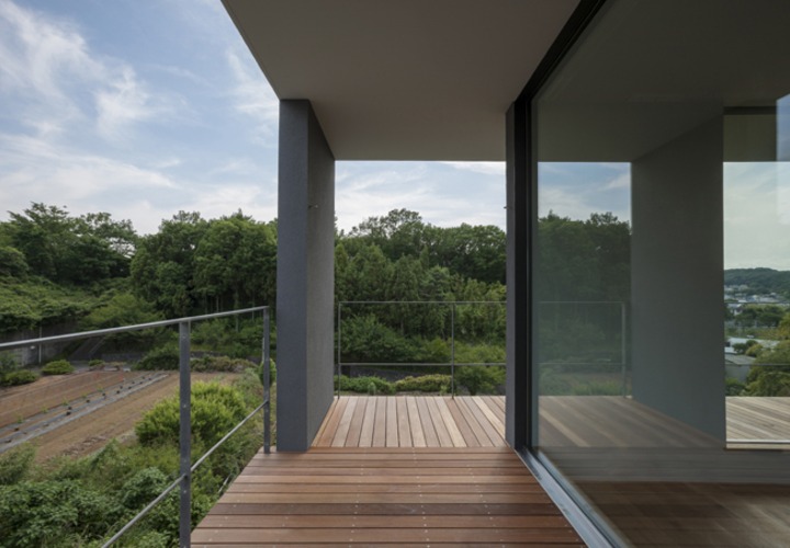 室内と室外の要素を併せ持ったバルコニー