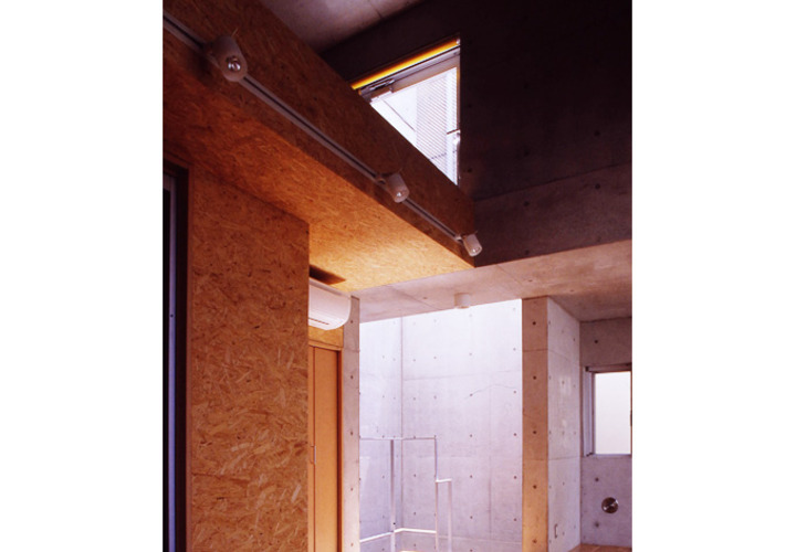 RC壁式構造の狭小住宅・開放感のある光の演出