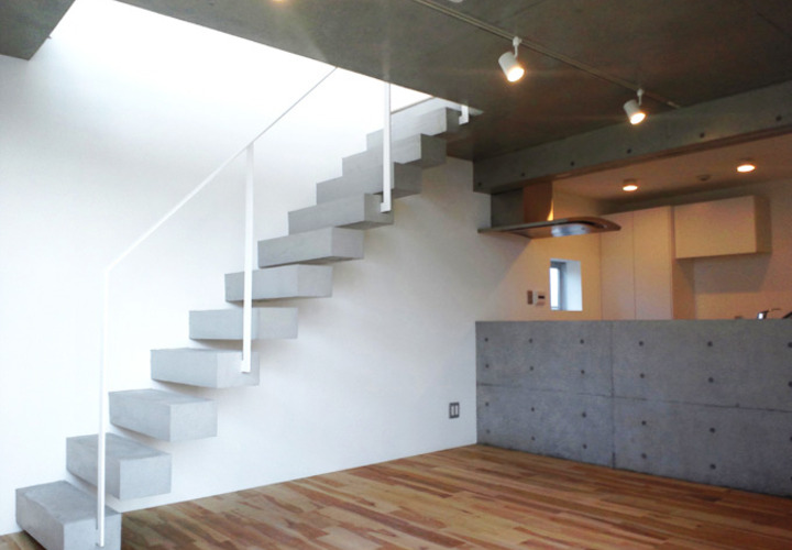 オーナー住居・コンクリートの素材感を大切にした階段
