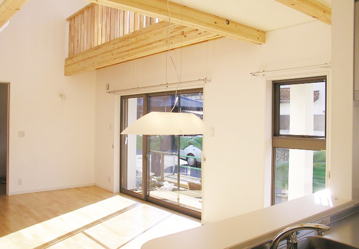 キッチンより見た吹き抜けのあるリビング