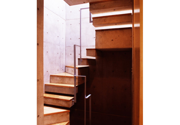 地上３階の都市型狭小住宅の内部階段