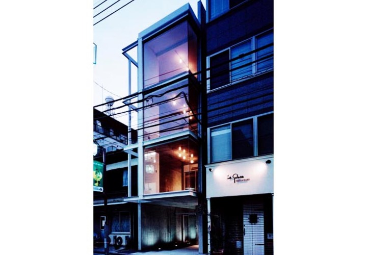 旗状敷地の都市型集合住宅・開放感のあるファサード