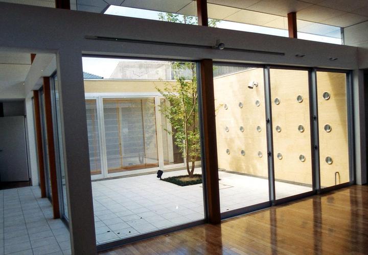 行き止まりのないロの字型プランのコートハウス