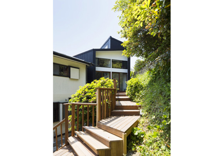 木道より東側外観、玄関前デッキと木製玄関ドアを見る