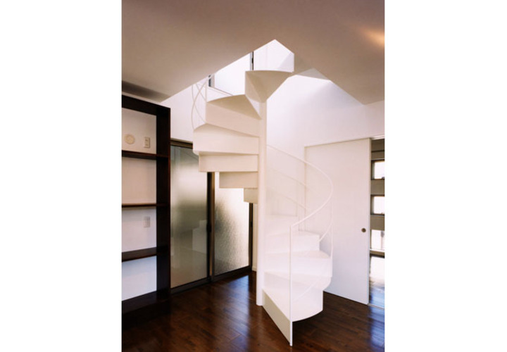 2階から3階へ昇る鉄板を折り曲げ加工した螺旋階段