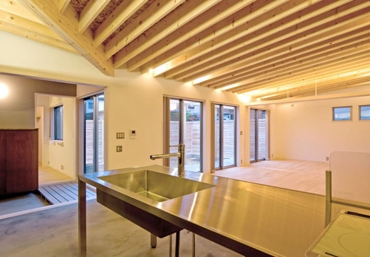 シンプルさを追求したステンレス製のキッチン