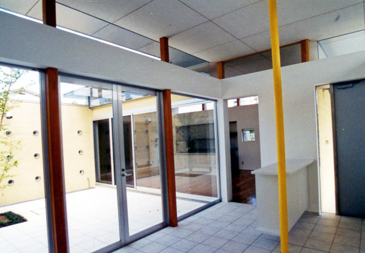 ギャラリーサロンを兼ねた広い玄関土間