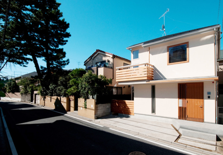 巨大な松の隣に位置しています。