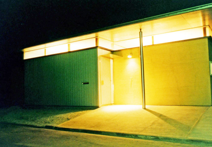 スリットから明かりが漏れる夜の顔