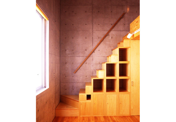 東京都中央区の都市型狭小住宅・収納階段