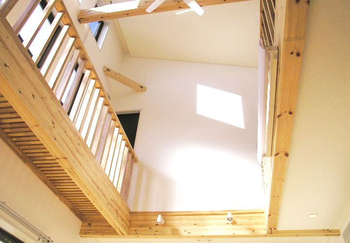 キャットウオークのある吹抜け