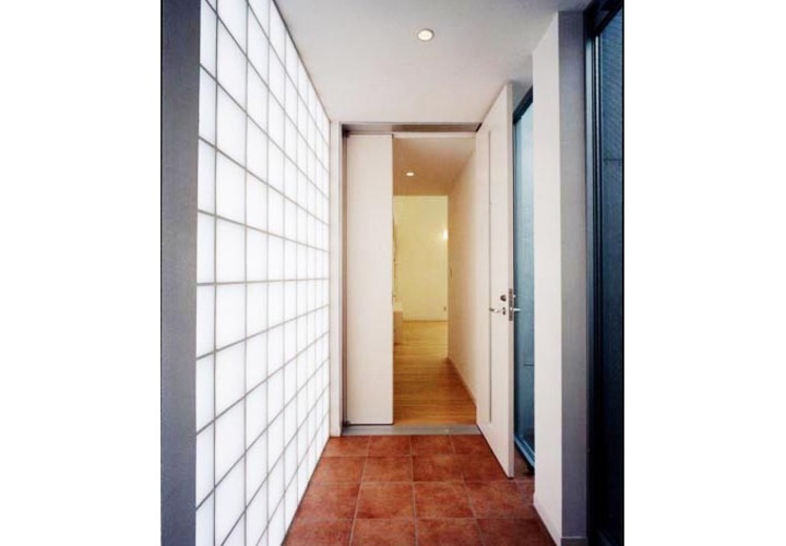 ガラスブロックが印象的なオーナー自邸玄関