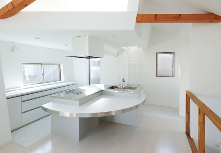 ２階西側の造作家具のキッチンをみる