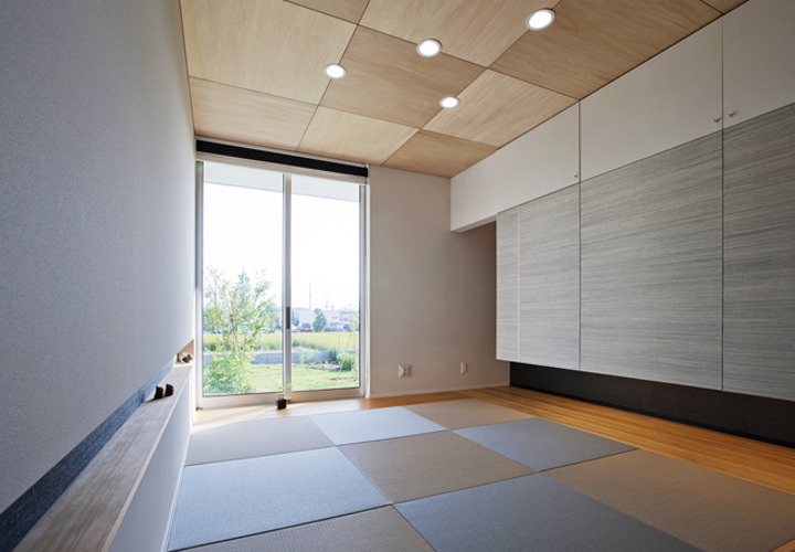 差し色に黒を用いたモダンな和室