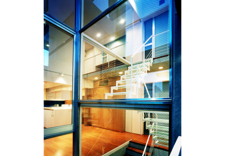 中庭から階段を見る