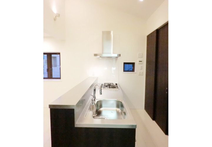 シンプルで機能的なオープンなアイランドキッチン