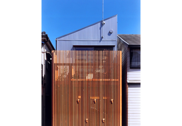 隣家からの視線を遮る格子ルーバーフェンス