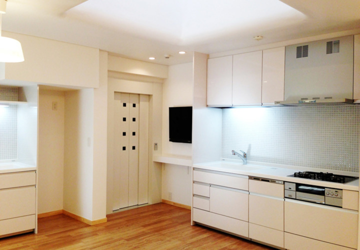 トップライトからの光が降り注ぐダイニングキッチン