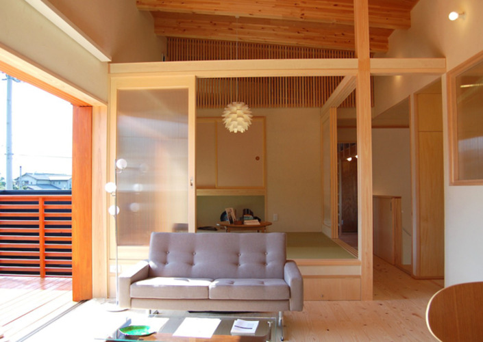 皆野の家／２階リビングに繋がる広い外部デッキのある家