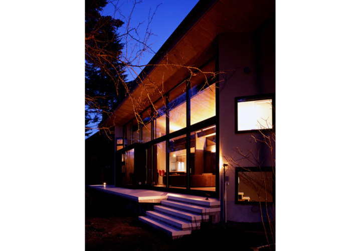 部屋の中から光がこぼれるテラス